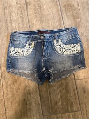 No Boundaries Medium Blue Denim Crochet Pocket Cutoff Shorts